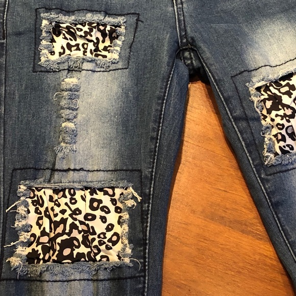 Lucky + Blessed Jeans. Size 4, Skinny Jeans. Comes with leopard patches on front - Picture 4 of 16